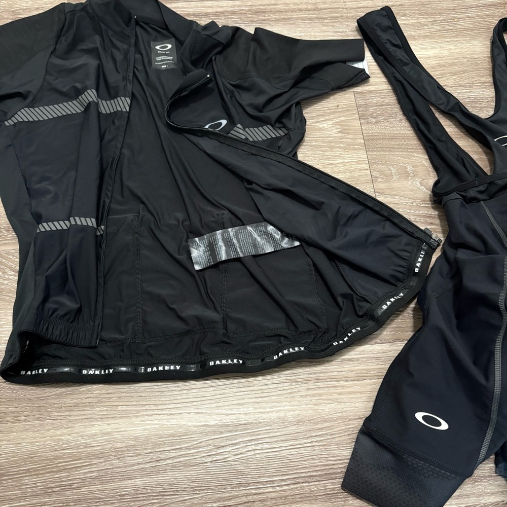 SOLD***Oakley cycling set top and bottom - Picture 6 of 15
